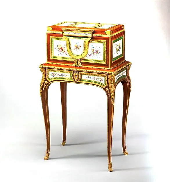 Jewel coffer on stand